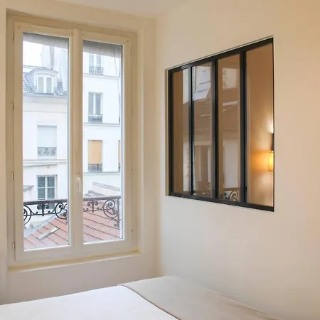 Nice T2 With Terrace In The Heart Of * Paris